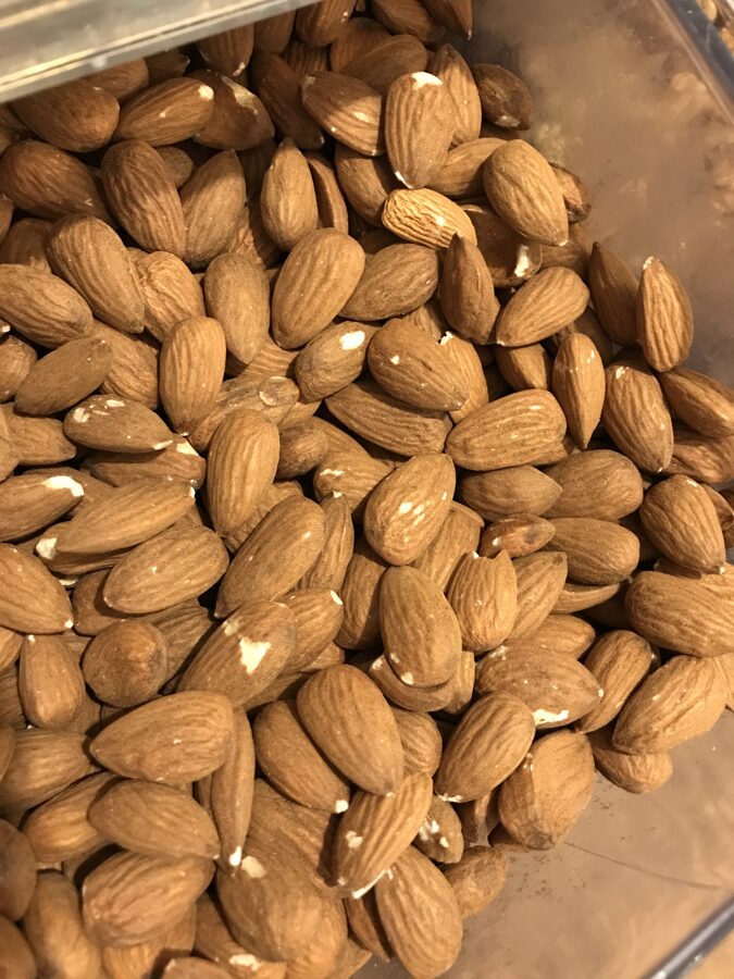 Large almonds 25g