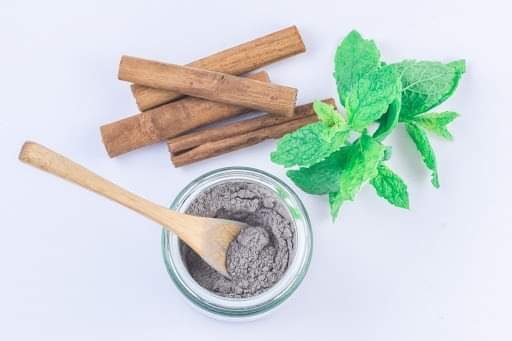 Tooth powder with activated charcoal