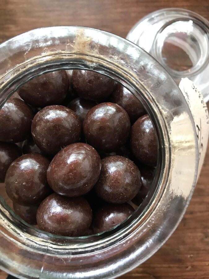 Ķirši tumšajā šokolādē ar balzamu un rudzu rīvmaizi 50g