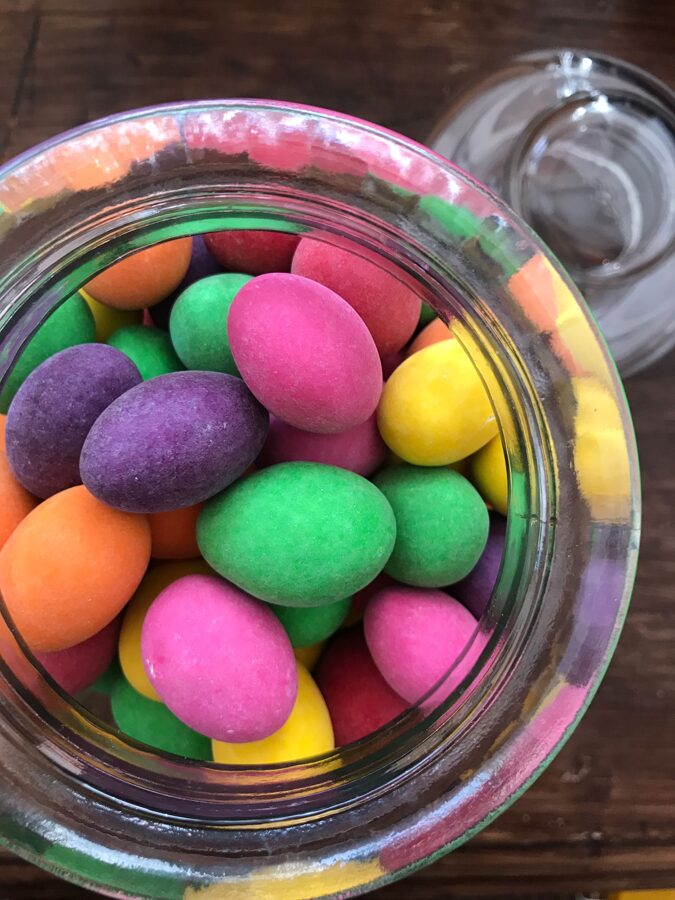 Mandeles krāsainā šokolādē 50g