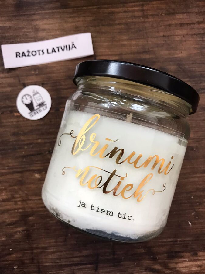 Aromātiskā vaska svece burciņā ar uzrakstu: brīnumi notiek, ja tiem tic