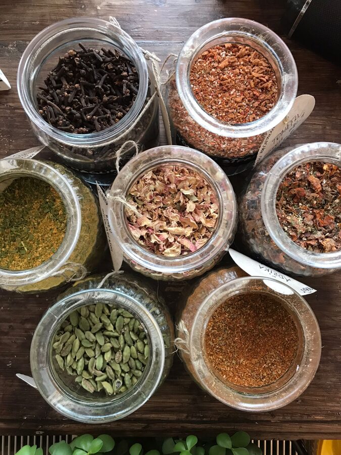 Spice tasting box with 24 recipes
