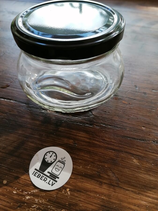 Stikla burciņa ar metāla melnu vāku 300ml