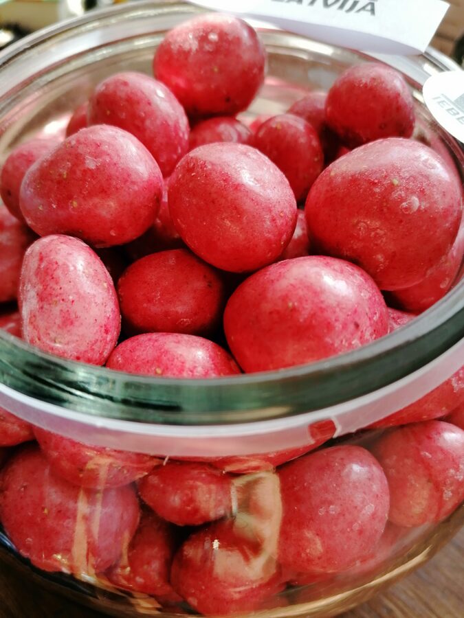 Strawberries in white chocolate with sparkling wine flavor 50g