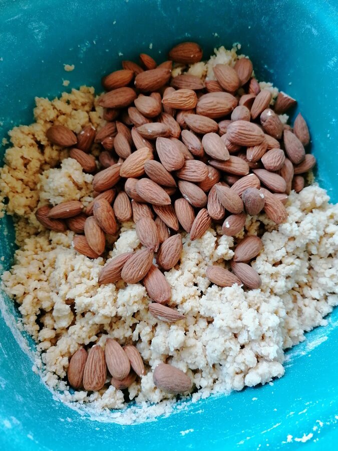 Large almonds 25g