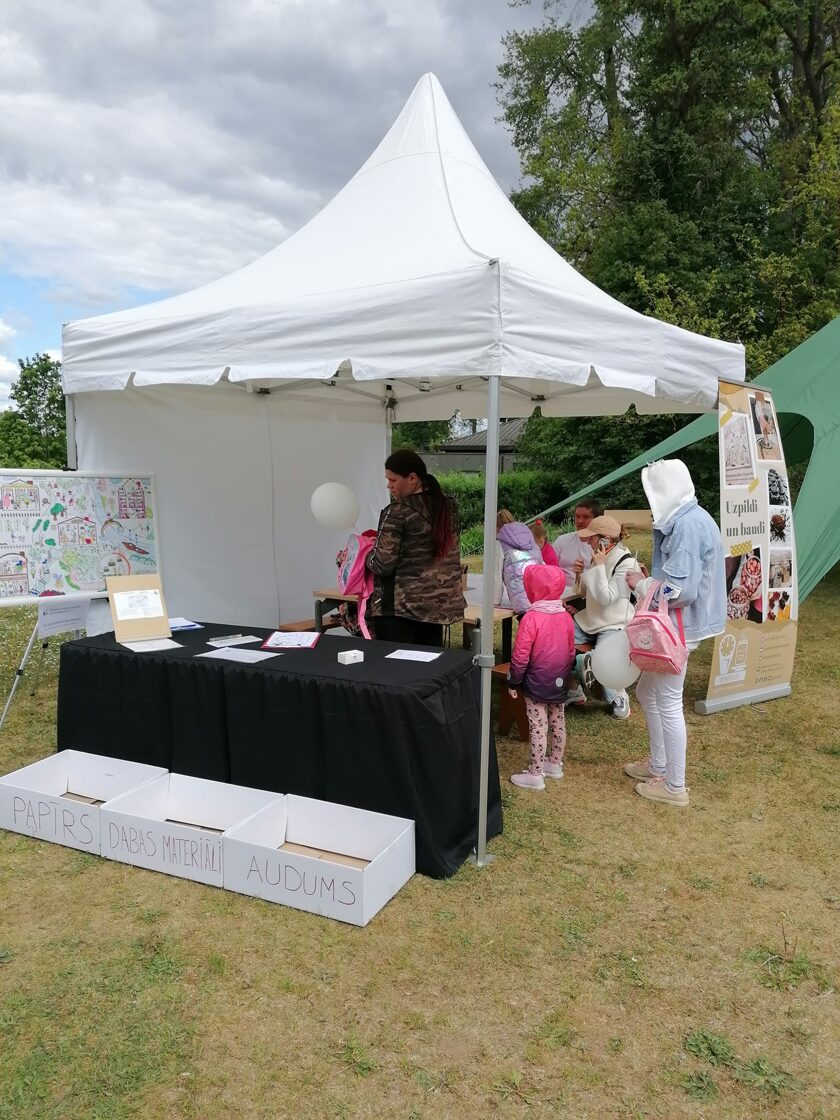 A field and online show for children about small steps towards a sustainable everyday life