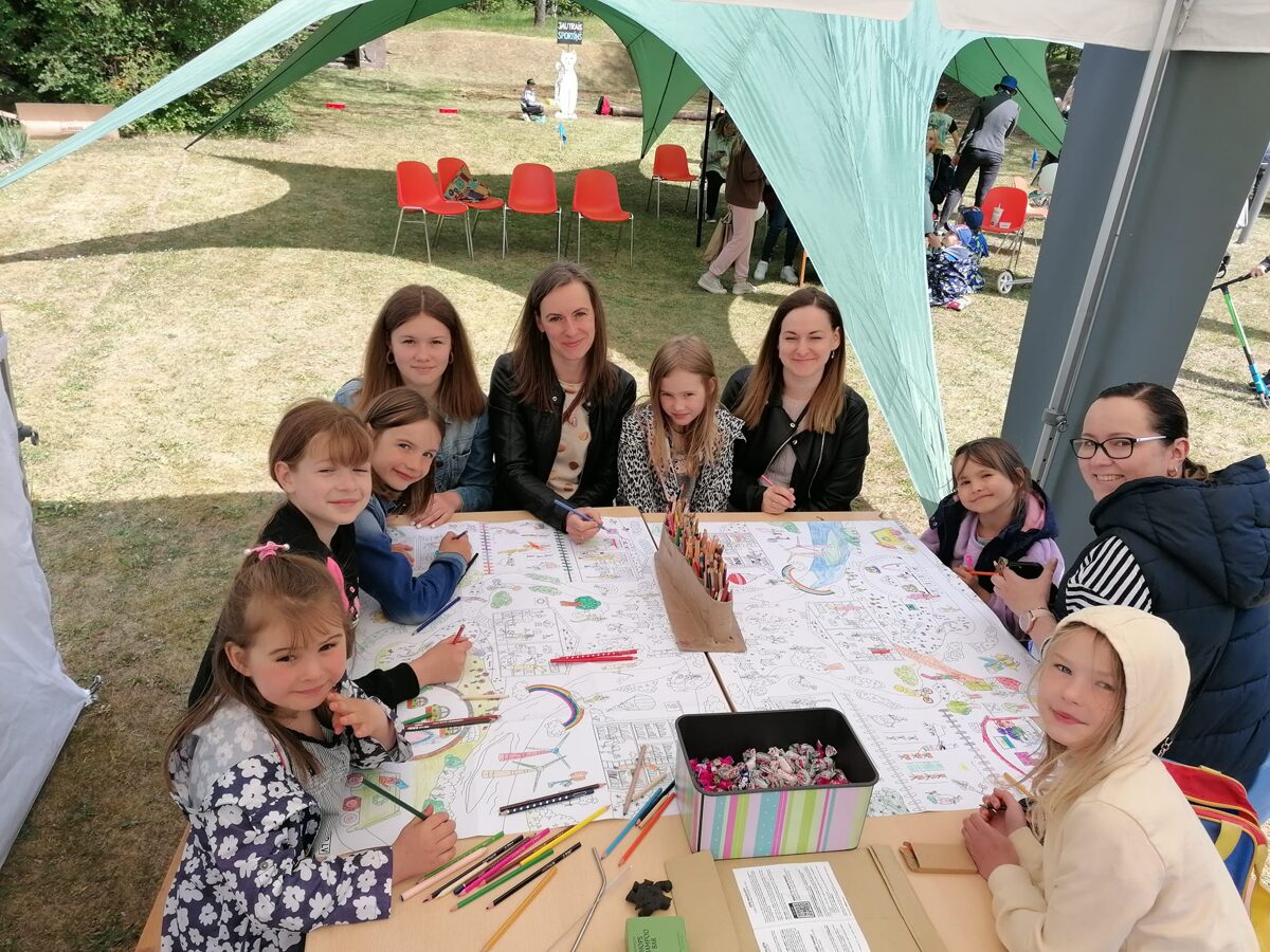 A field and online show for children about small steps towards a sustainable everyday life
