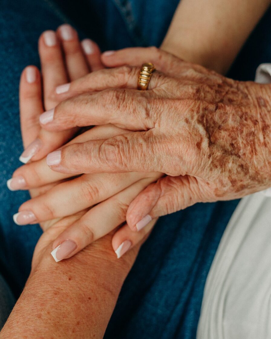 🌸 3 jēgpilni ieteikumi Māmiņdienai: kā dāvināt ar mīlestību un apzinātību 🌸