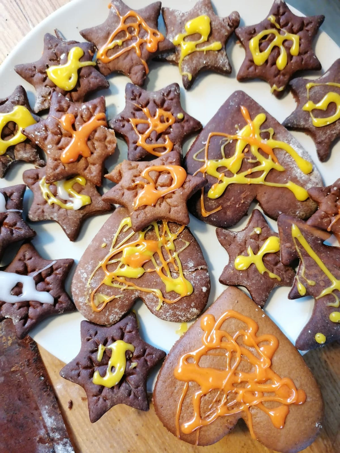 3 vienkārši veidi, kā pagatavot piparkūku glazūru no tā, kas jau ir mājās