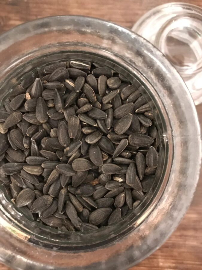 Saulespuķu sēklas putnu barošanai 100g