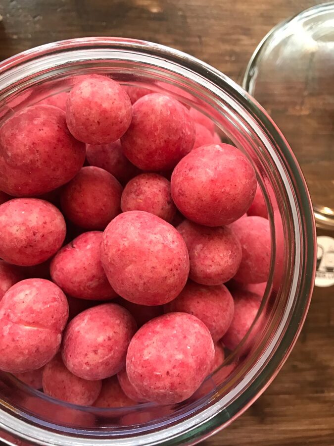 Glazētas avenes baltajā šokolādē ar burbona vaniļu 50g