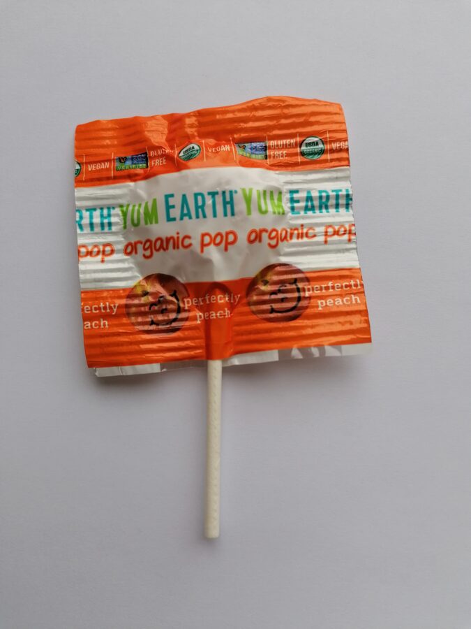 Konfekte uz papīra kociņa BIO YUM EARTH 6.2g bez glutēna