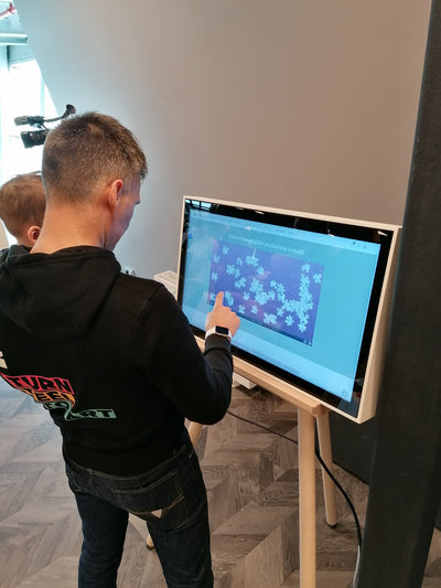 Digitālās puzles noma interaktīvajā displejā – aizraujoša izziņas un komandas saliedēšanas aktivitāte pasākumiem