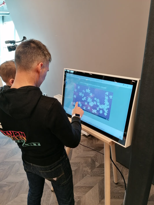 Digitālās puzles noma interaktīvajā displejā – aizraujoša izziņas un komandas saliedēšanas aktivitāte pasākumiem